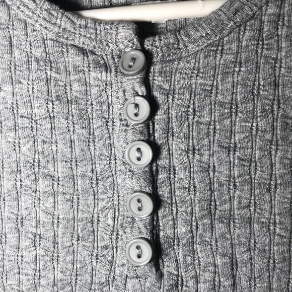 Small grey heart and hips brand crop top - Picture 2 of 2